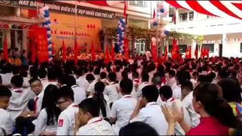 Các em học sinh khiếm thính trường THCS Xã Đàn mừng lễ khai giảng năm học mới