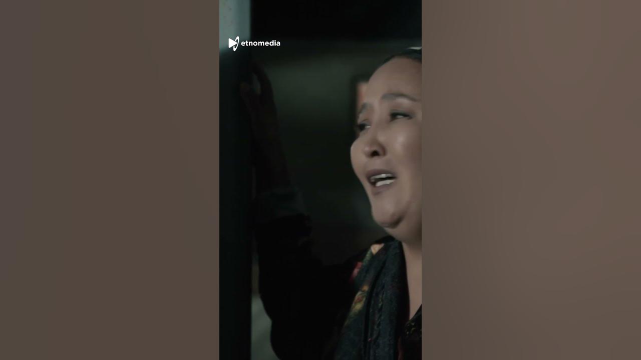 Ішімдік ішкен әйел досының мүшесін сорып алады. Қызды ұрып жатқанын қараңыз