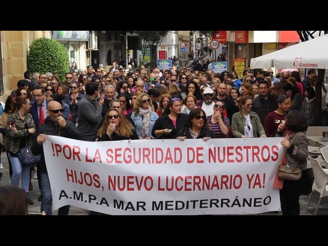 Padres del colegio Mediterr&aacute;neo se manifiestan pidiendo el arreglo del centro