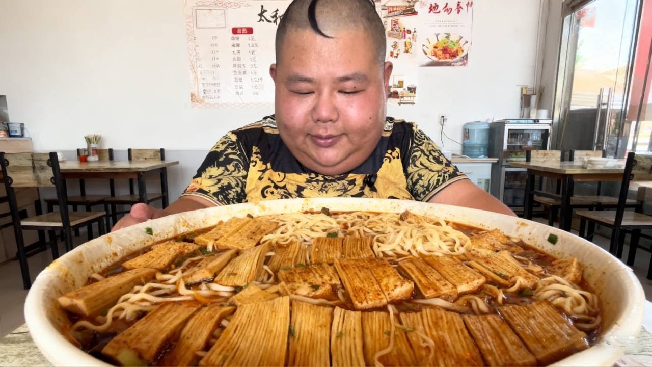 400斤的良子又饿了，今天是最爱的板面，一碗牛肉板面下肚，良子胃口大开！ #良子大胃袋 #美食 #吃播#良子大胃袋 #大胃王 #吃播 ...