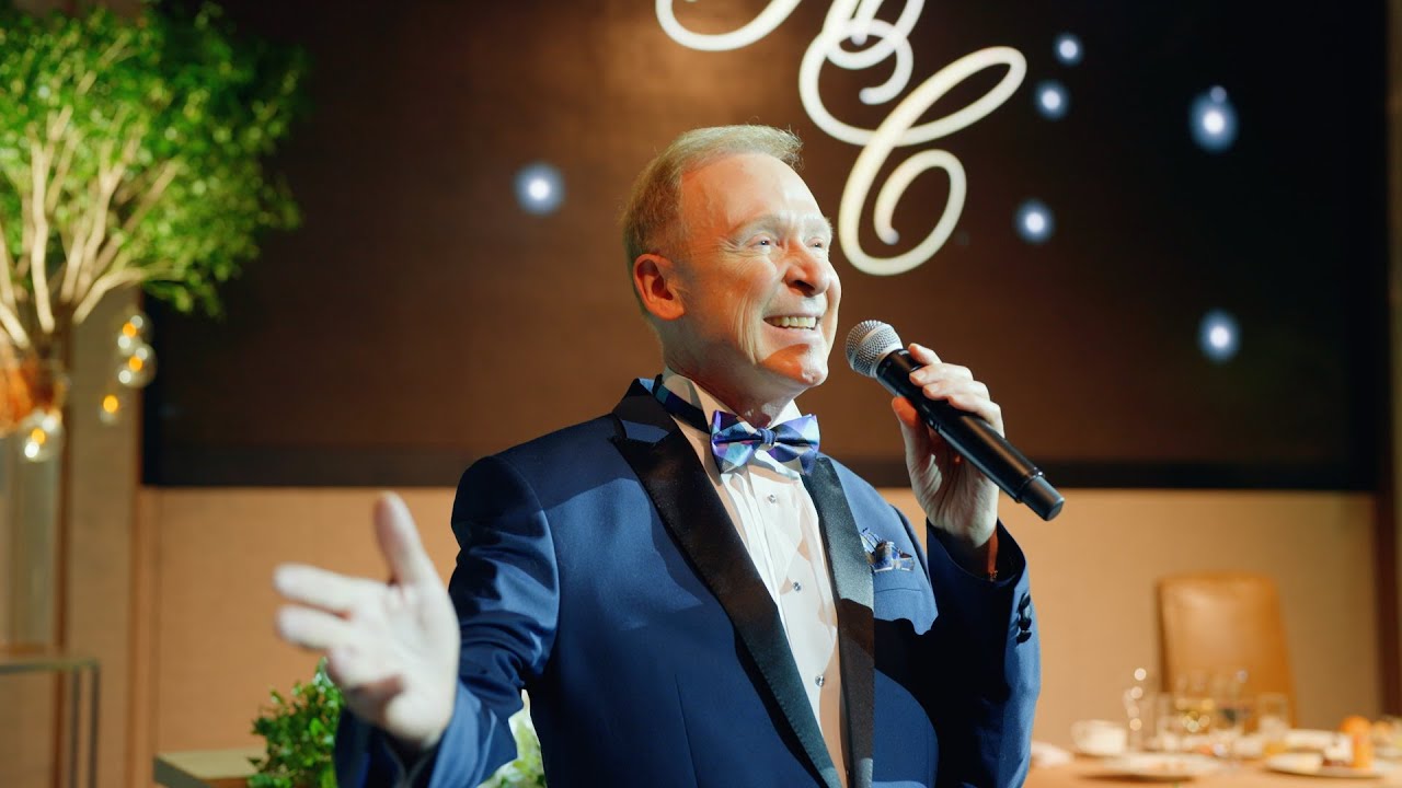 【最高の結婚式】 司会者がまさかの○○ ／ 誰しもが耳にするあの声とは！？