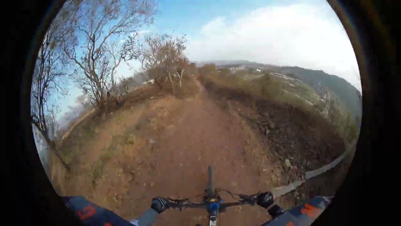 Salto vuela cabeza San Diego MTB #mtb #emtbenduro #emtb #downhill #ebikes 