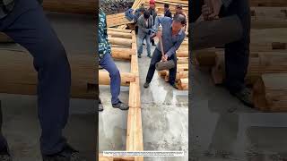 El martillo que une sin clavos: Cómo la habilidad ancestral construye casas que resisten siglos