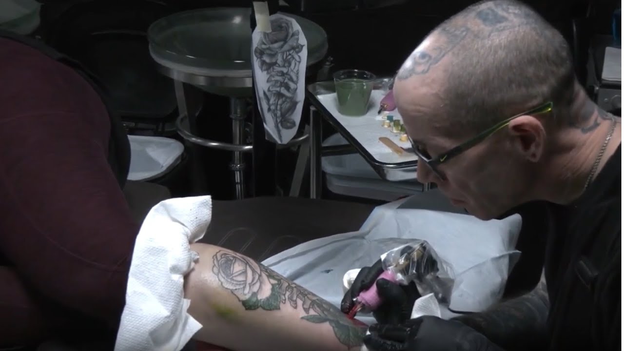 Новый закон штата Теннесси вовлекает татуировщиков в борьбу с торговлей людьми.