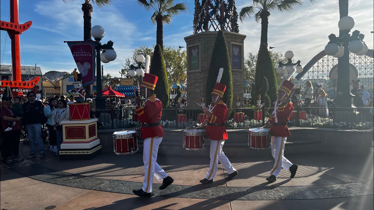 Holiday Toy Drummer Disneyland 🥁 YouTube
