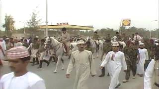 مسيرة جلالة السلطان قابوس حفظة الله على صهوات الخيل من قصر الحصن الى قصر الرباط عام 1984م