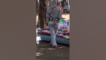 wanita ini sedang berdiri santai mencuri perhatian netizen di media sosial#short trending