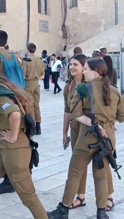 GAYA MILITER WANITA ISRAEL DITEMPAT KERAMAIAN
