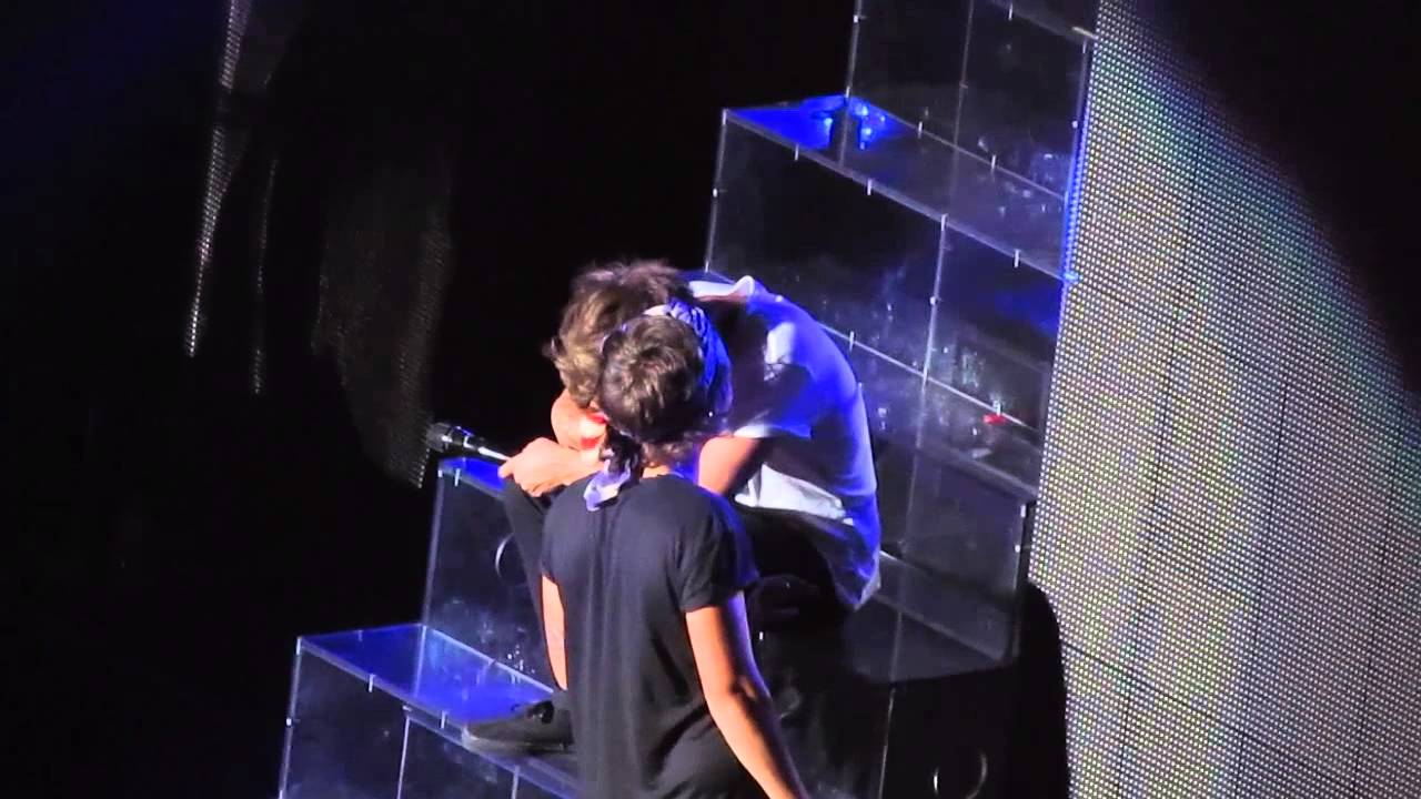 Harry and Louis whispering - 8.9.13
