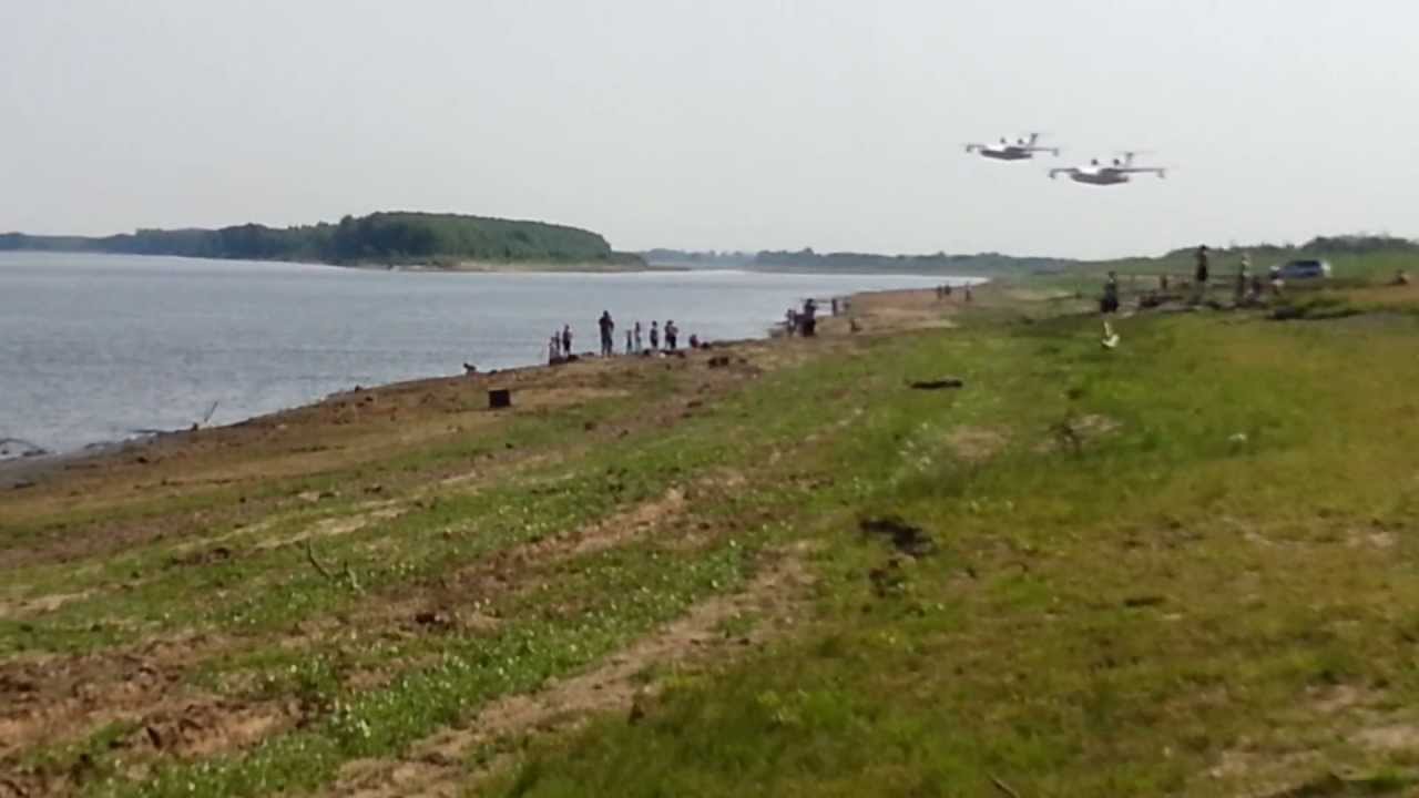 два самолета БЕ-200 набирают воду на реке Обь