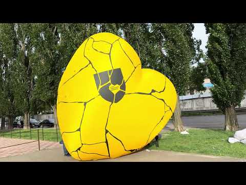 Надувна рекламна декорація 4 м для зовнішньої реклами та фотозони, жовте серце з вентилятором, видео 1