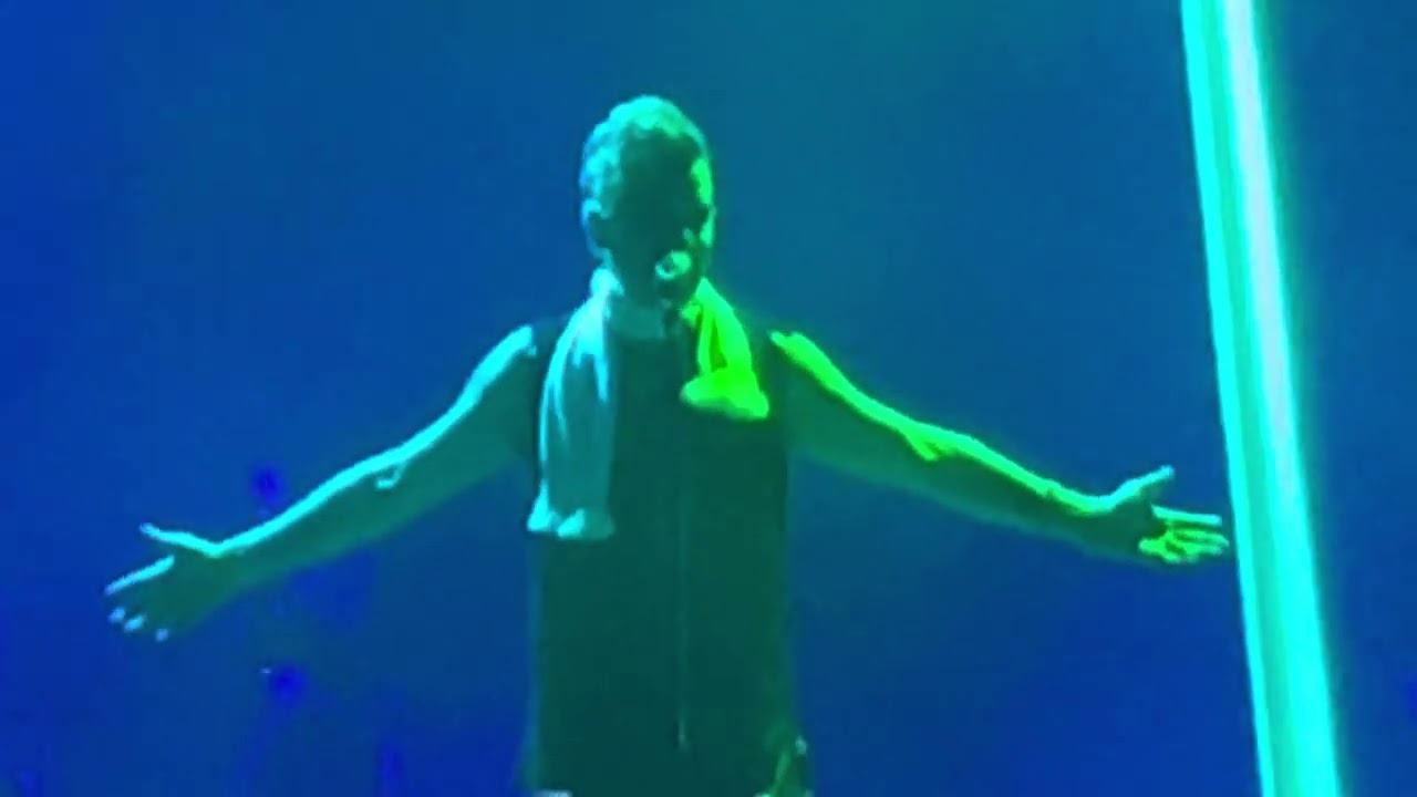 “Feel” Robbie the spunk Williams at AAMI Park 23.11.2023