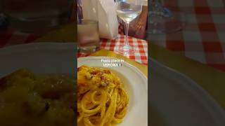 We found this super cute & authentic place in Verona - perfect for a lovely Italian pasta lunch 💛