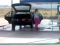 Frau versucht ihr auto zu waschen