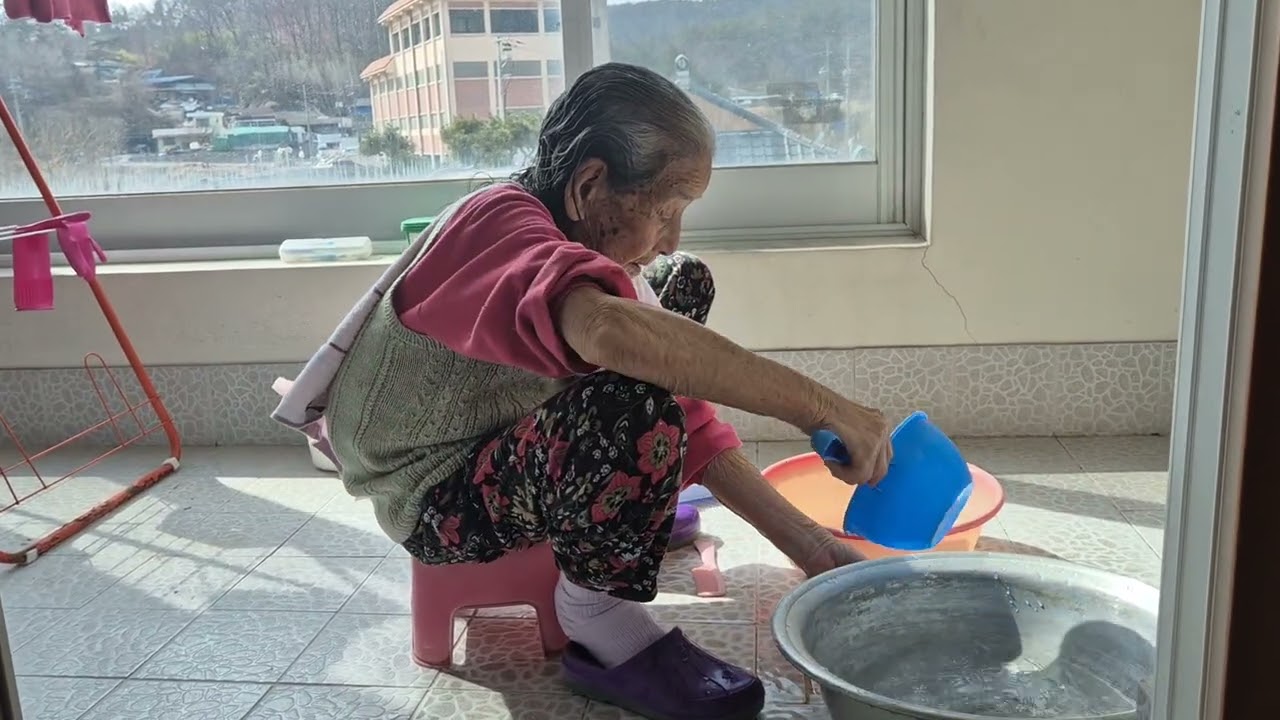 100세  어머님  머리감기