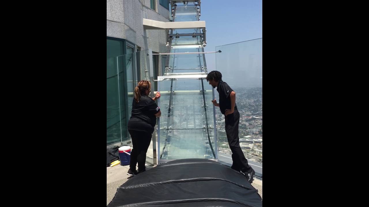 Los Angeles Skyslide is a bit dangerous