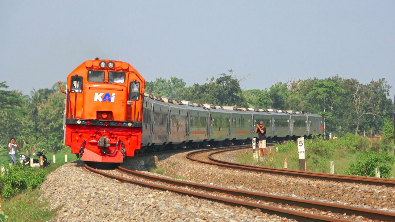 KERETA API PANJANG‼️ MENEMUKAN 26 KERETA API NGEBUT DI TIKUNGAN DAN PERLINTASAN STASIUN