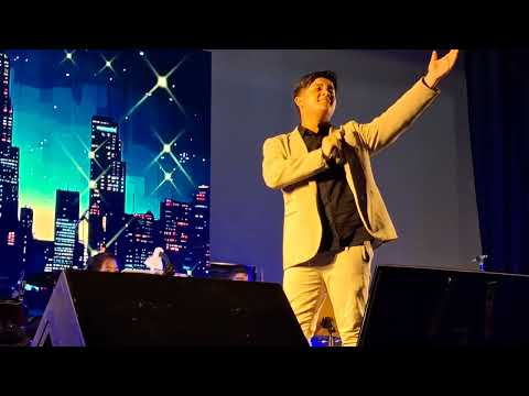 Enzo Zakini cantando 19:00 No Machi ( 19:00 の街 ),  no Grand Kouhaku Utagassen 2024...