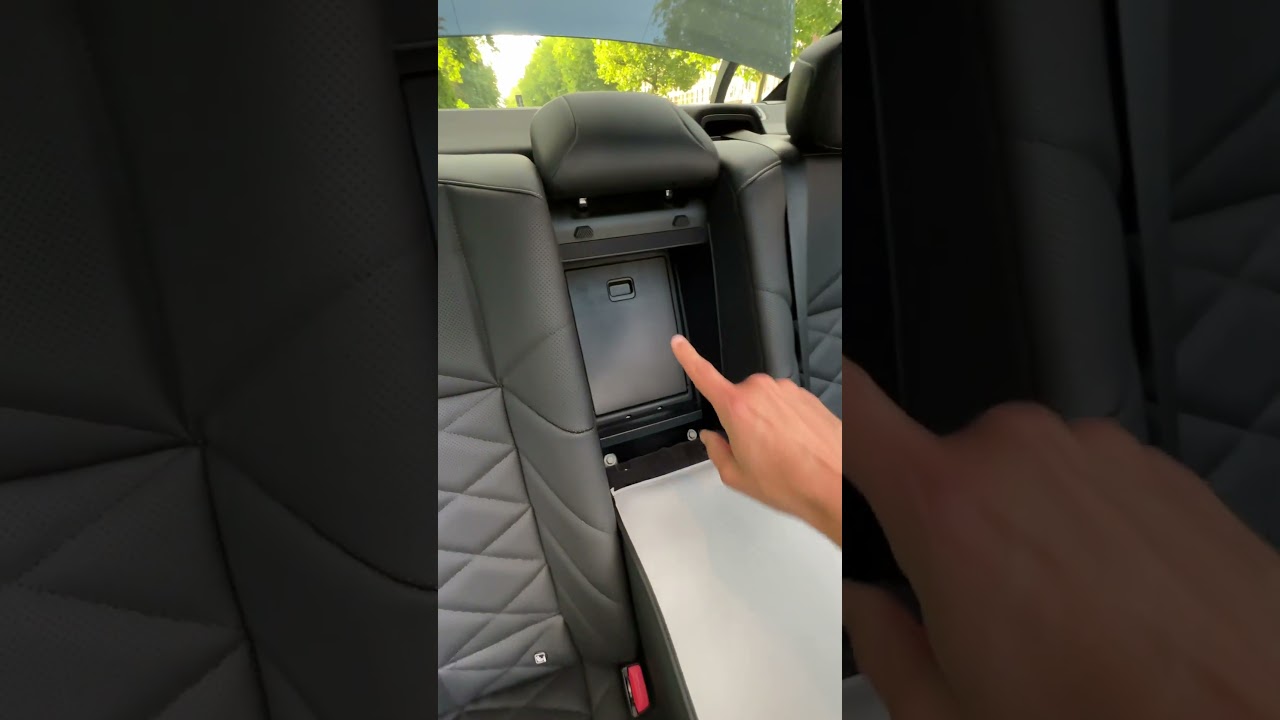 Überraschung! Mehrfach umklappen für die Ski-Durchreiche im 7er BMW i7 