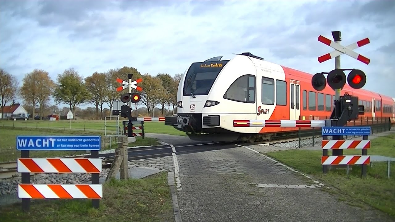 Spoorwegovergang Sinderen // Dutch railroad crossing