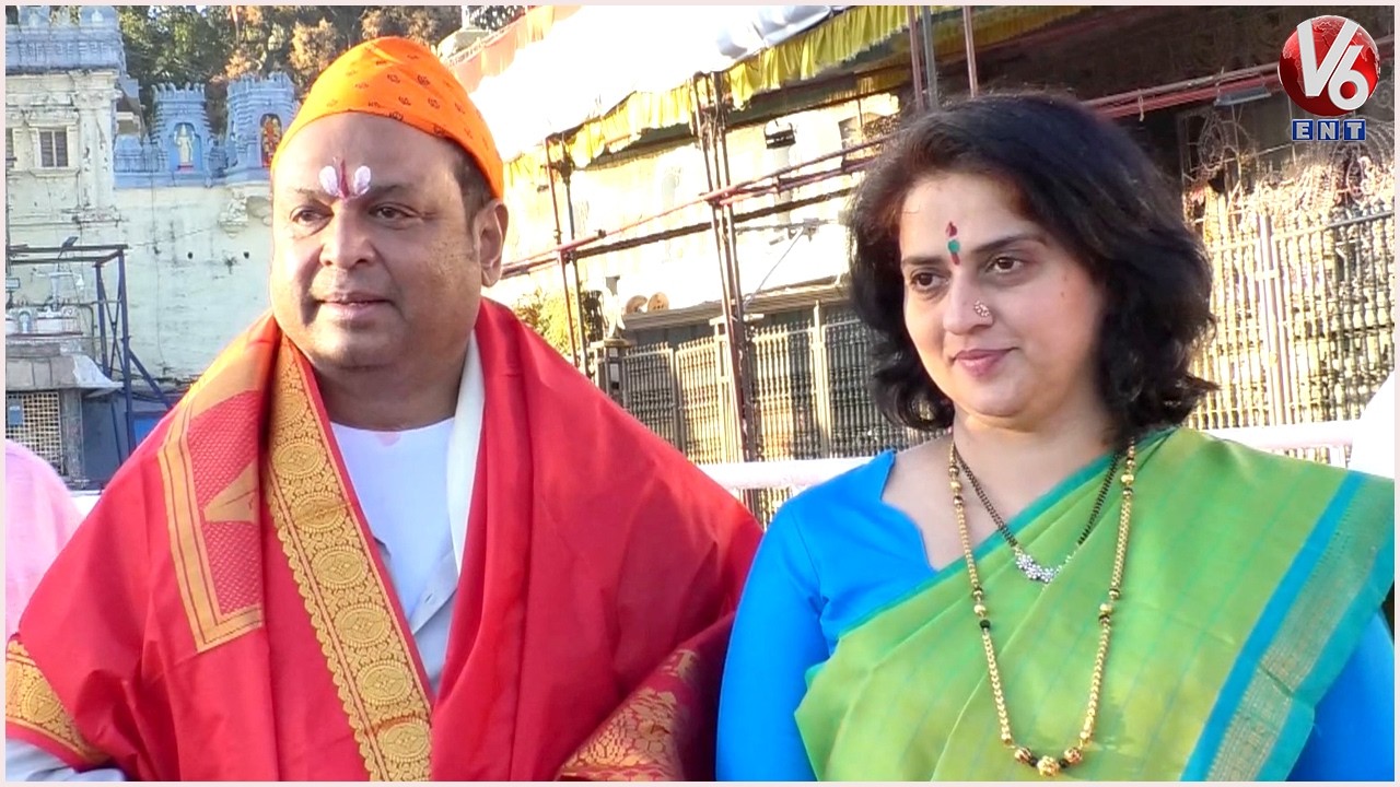 Actor Naresh & Pavitra Lokesh Visits Tirumala Tirupati Temple | V6Ent