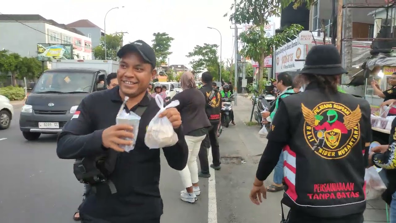 Pembagian takjil dari rekan 2 komunitas BRN SEMOGA BERKAH 