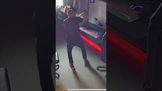 Геймер Битой Разбил Комп В Компьютерном Клубе