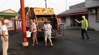 TRUK MOBIL SAMPAH TAIWAN
