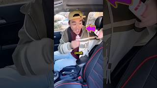 Çocuk Arkadaşını Koltuğa Yapıştırdı