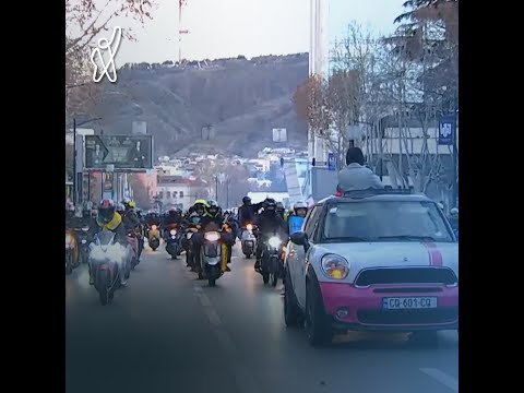 კურიერების მსვლელობა უკრაინის მხარდასაჭერად თბილისის ქუჩებში