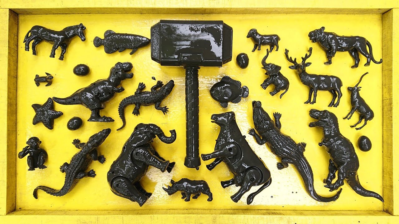 membersihkan mainan hewan buaya, sapi, gajah, bebek, ayam, angsa, kuda, kerbau, kucing, monyet, unta