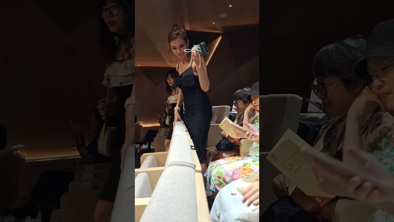 Как правильно проходить между рядами в театре? 