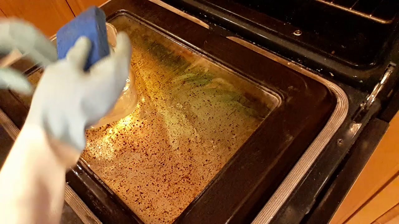 Dynamic DIY Diva Green Cleaning Year Old Oven Scum - YouTube