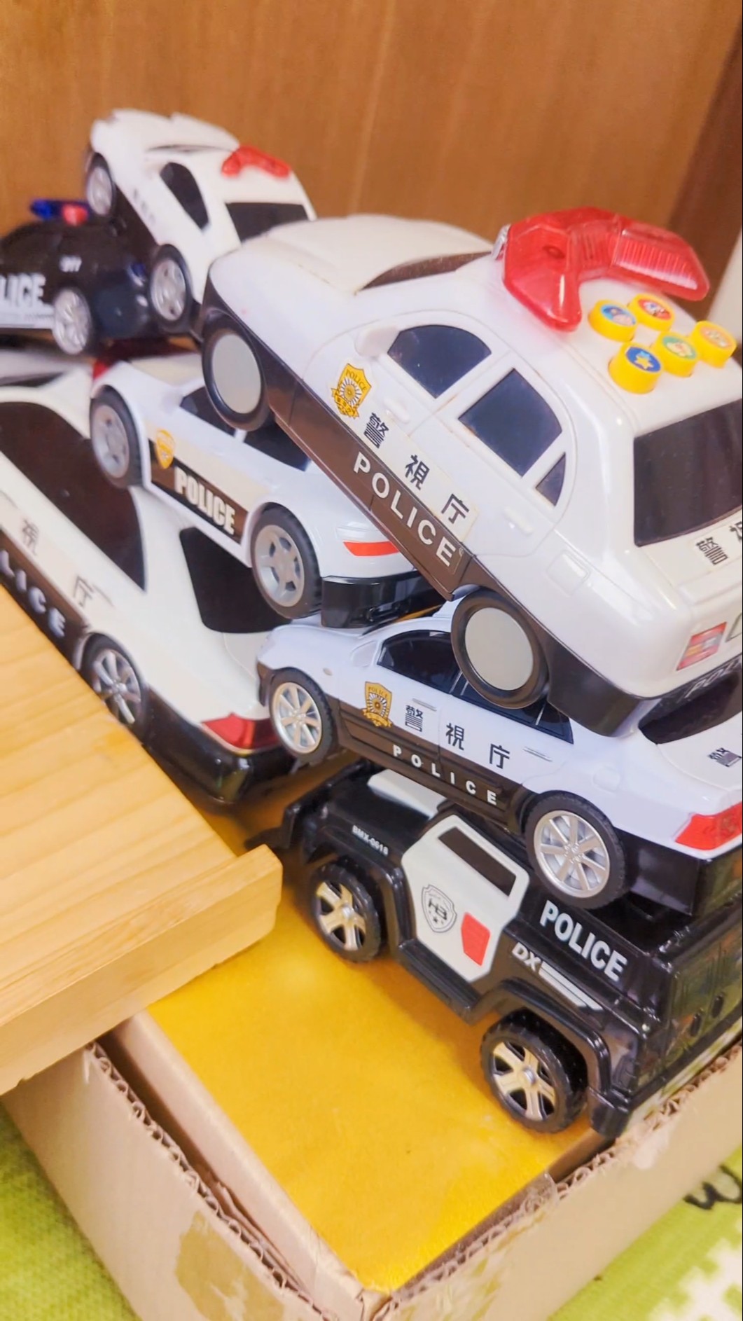 おもちゃのパトカーを走らせる！Make a slope and run the toy police