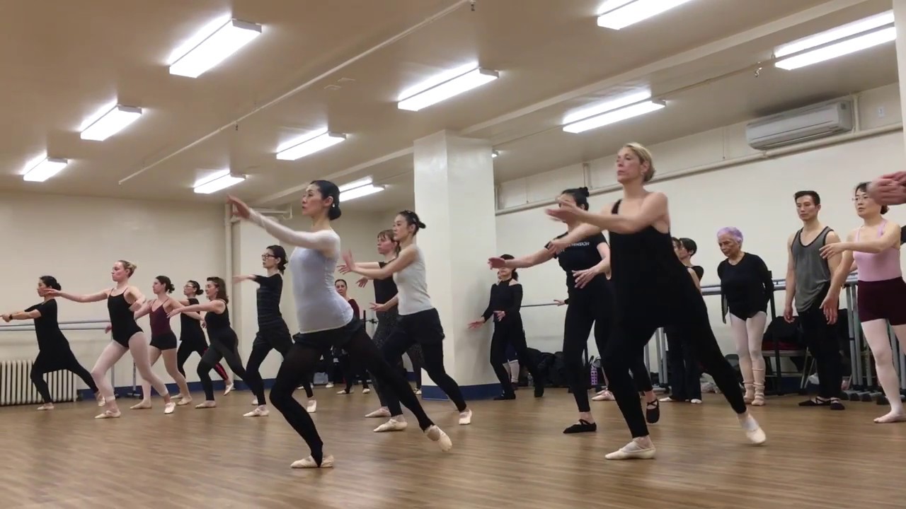 Finis Jhung teaches adult ballet beginners to break down chaînés YouTube