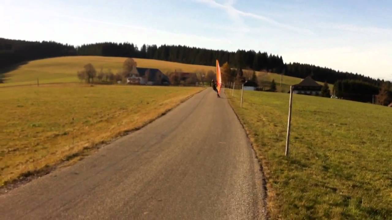 Skateboard mit Windsurfing kombiniert