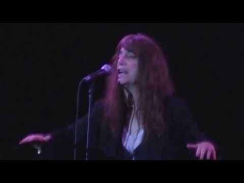 Patti Smith - PEOPLE HAVE THE POWER Live - EARTH D...