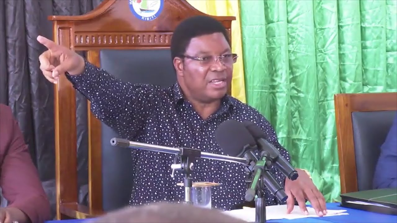 MAJALIWA ALIVYOMBANANISHA MTUMISHI ALIEVAA NGUO ZA KIJESHI, 