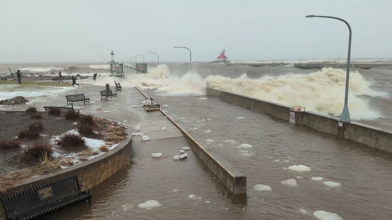 HUGE waves in Canal Park!!!  Near the end a wave almost hits the bridge!
