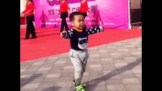 未来广场舞之星This kid is a talented dancer.