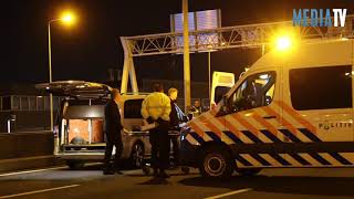 Motorrijder overleden na botsing met pijlwagen A20 Rotterdam