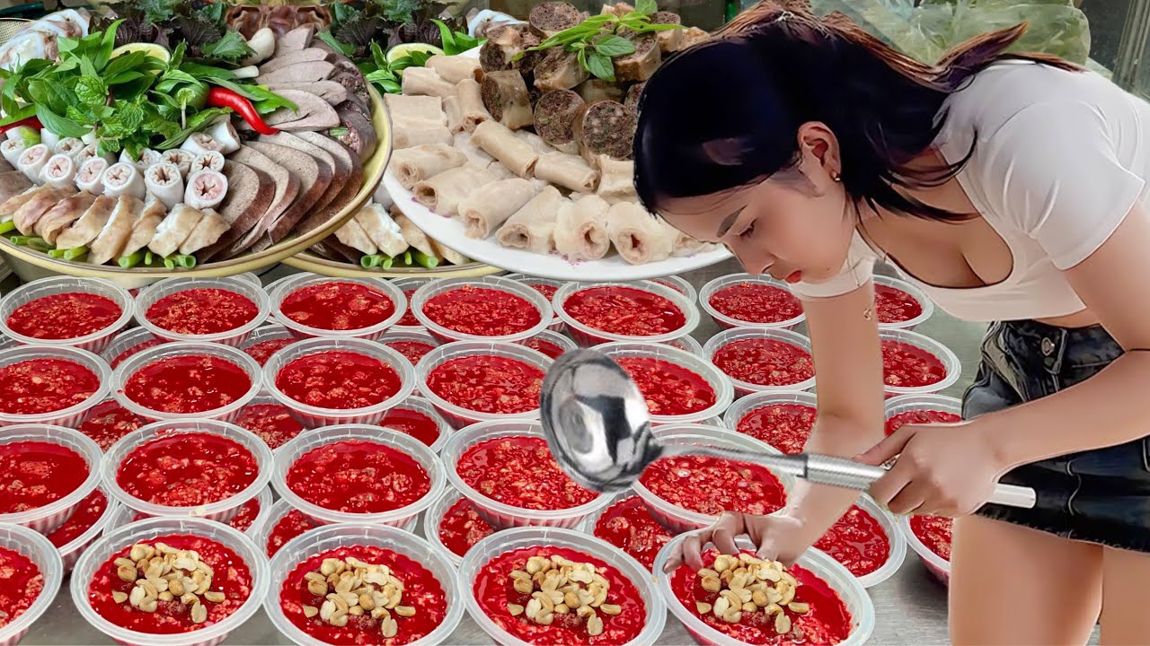 Quán cháo lòng tiết canh khách đông kín chỗ,ngồi tràn sang vỉa hè nhà hàng xóm