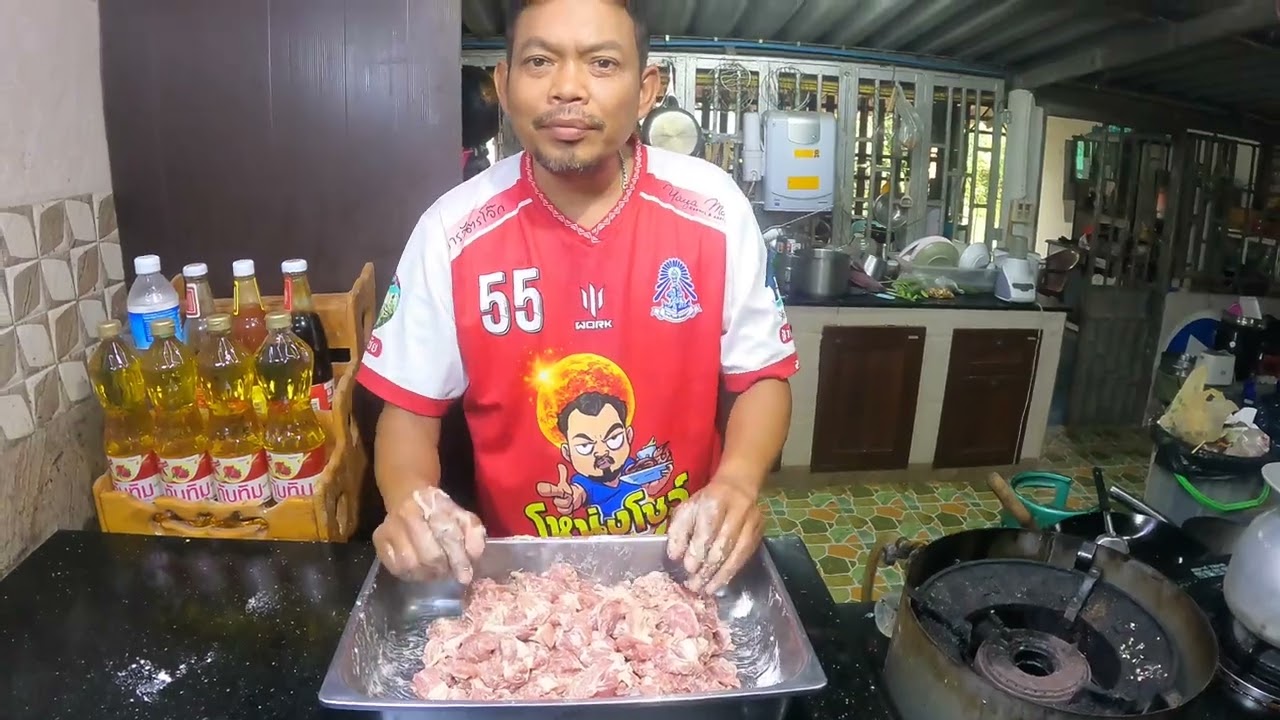 เทคนิคการทำ คอหมูทอด ให้เนื้อนุ่ม เค็มกำลังดี มาพร้อมการนึ่งข้าวเหนียวแบบประหยัดเวลา โหน่งโชว์