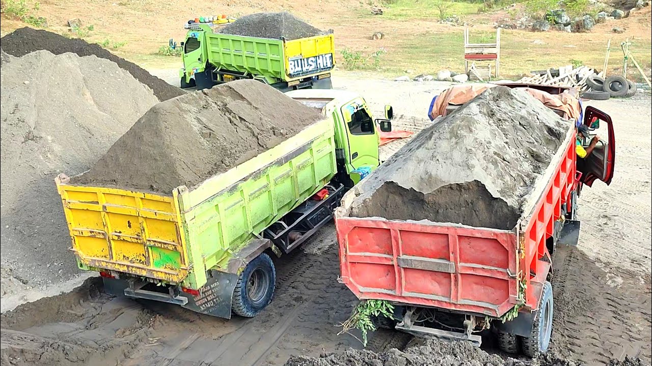 Truk Jomplang. MOBIL TRUK Pengangkut PASIR Bongkar Muatan FULL BAK Menggunung Di Lokasi TAMPUNGAN