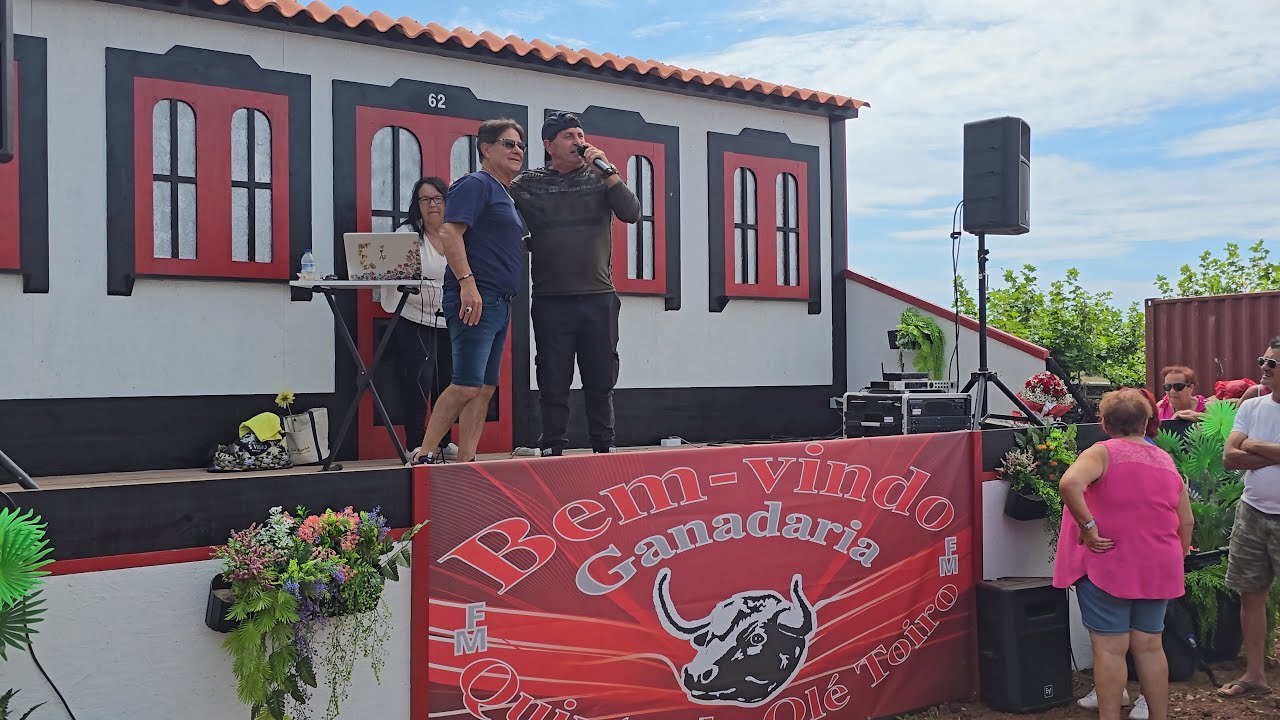 Olé toiro Zé Nandes no palco