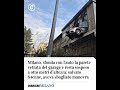 Milano, sbaglia manovra e sfonda con l’auto la parete del garage: resta sospeso a 8 metri d’altezza