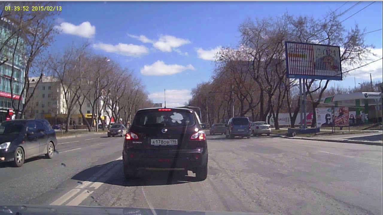Темные улицы иномарки целуются