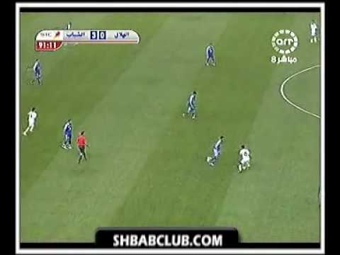 عبده عطيف زيدان العرب أمام العنبر يتلاعب بالكرة بمهارة