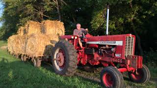 International 856 Pulling hay out of the field