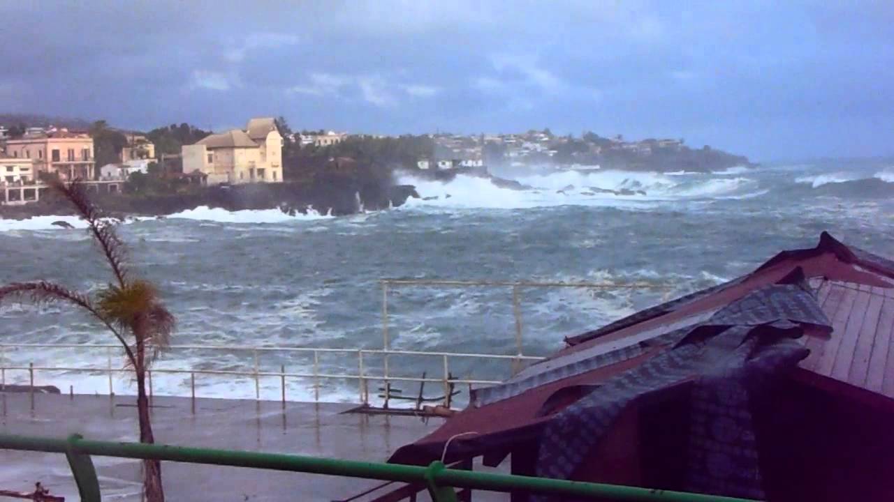 tempesta lungomare di catania mare molto mosso